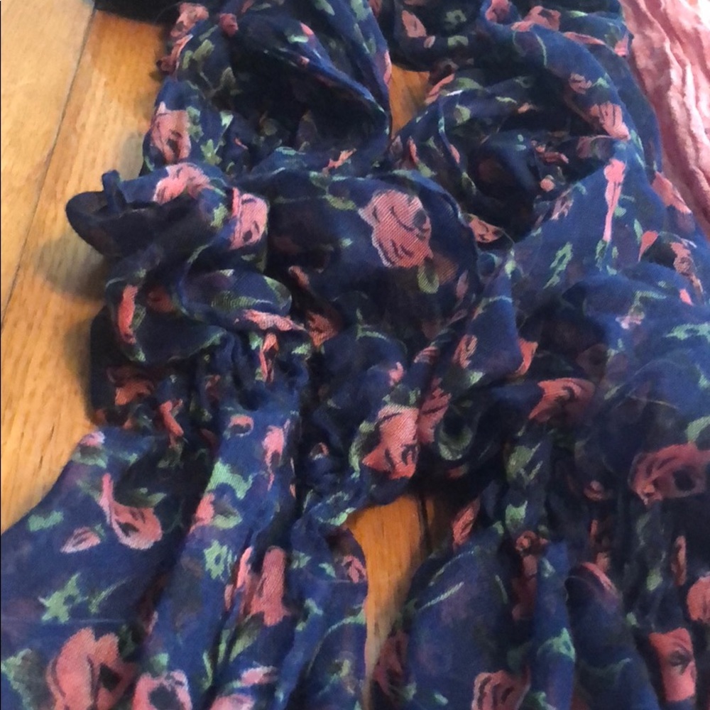 Scarfs - Picture 2 of 5